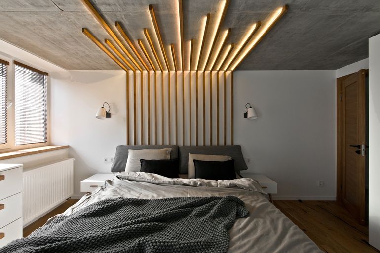 Как красиво оформить стену за спинкой дивана или изголовьем кровати